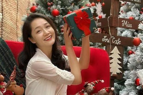 NSND Thu Quế tuổi 54 tươi trẻ bên cúc họa mi, MC Thu Hà VTV xinh đẹp chờ Noel