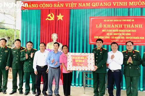 Bộ Chỉ huy Quân sự tỉnh bàn giao 2 ngôi nhà cho hộ nghèo ở huyện Nghĩa Đàn
