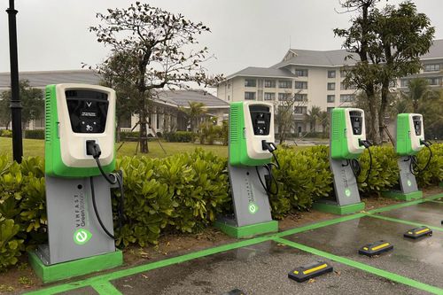 Sạc xe điện ngoài trời mưa có an toàn không?