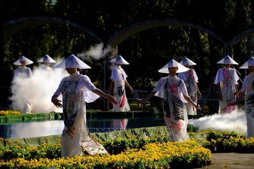 Trình diễn thời trang tơ lụa tôn vinh cảnh đẹp Đà Lạt