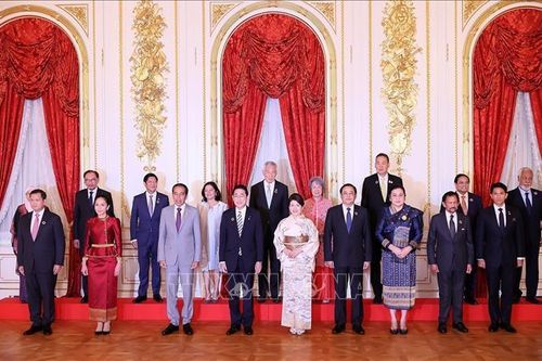 Thủ tướng Nhật Bản cam kết thúc đẩy hợp tác kinh tế với ASEAN