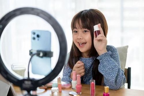 Nguy hại từ xu hướng trẻ em bị lôi kéo vào ngành công nghiệp làm đẹp
