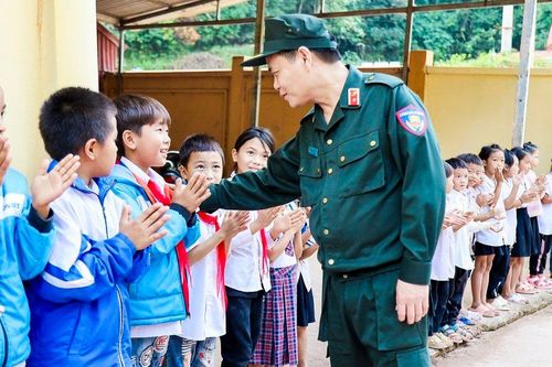 CSCĐ trao hàng nghìn phần quà cho trẻ em Điện Biên