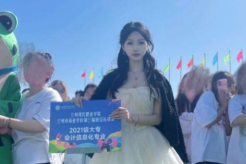 Chỉ với ảnh 'bóng lưng', nữ sinh cầm bảng ngay lập tức được tôn hàng 'nữ thần học đường'