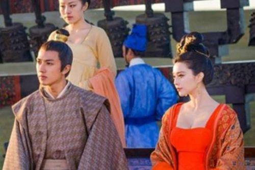 Tại sao các cặp vợ chồng cổ đại lại để người hầu gái ở bên giường khi họ đang ngủ? Bạn không cảm thấy xấu hổ?