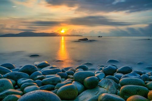 Ở Quy Nhơn, có một bãi tắm đẹp nên thơ với cái tên vô cùng quý tộc