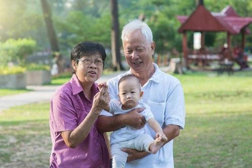 Sự khác biệt rõ rệt sau một thời gian giao con cho bà ngoại trông