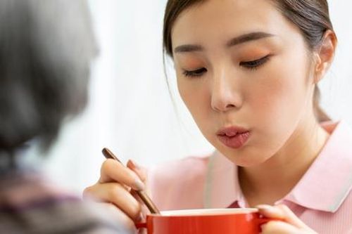 Cách chị dâu đối xử với người chồng tàn tật khiến tôi thương xót