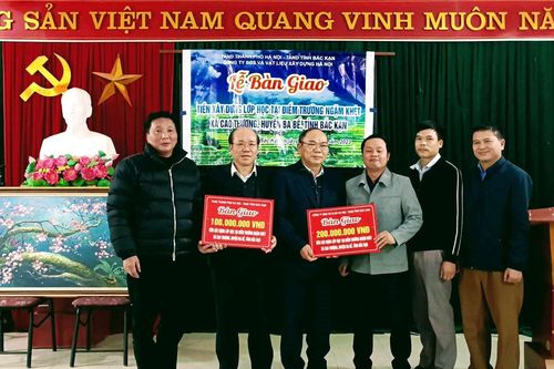 Tòa án Hà Nội, Bắc Kạn trao tặng 300 triệu đồng cho điểm trường Ngạm Khét