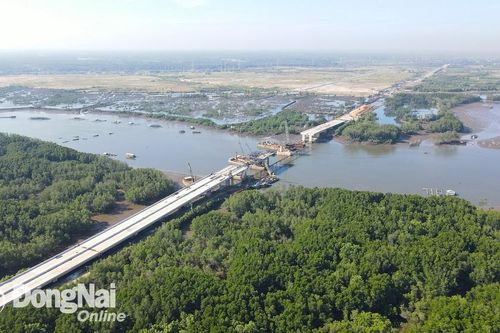 'Cận cảnh' cao tốc Bến Lức - Long Thành sau gần 1 năm 'tái' khởi động