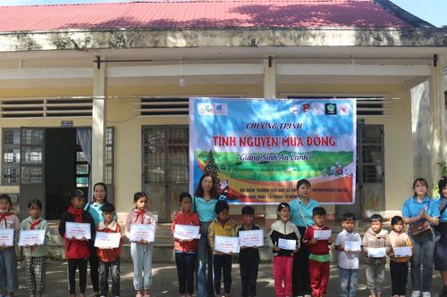 Tặng 336 suất quà cho học sinh Trường Tiểu học xã Kông Pla