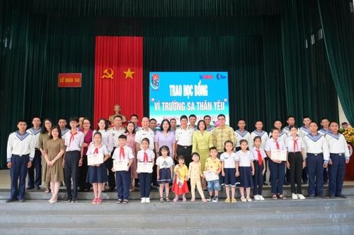 Báo Khánh Hòa cùng Quỹ Trăng Đen trao 30 suất học bổng 'Vì Trường Sa thân yêu' cho con các sĩ quan, quân nhân chuyên nghiệp