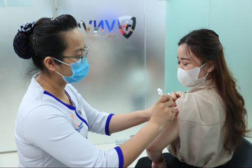 Mở rộng hợp tác về nghiên cứu, sản xuất vaccine và điều trị bệnh thời đại