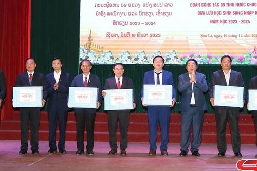 Trường cao đẳng Sơn La đón 264 lưu học sinh và học viên các tỉnh Bắc Lào