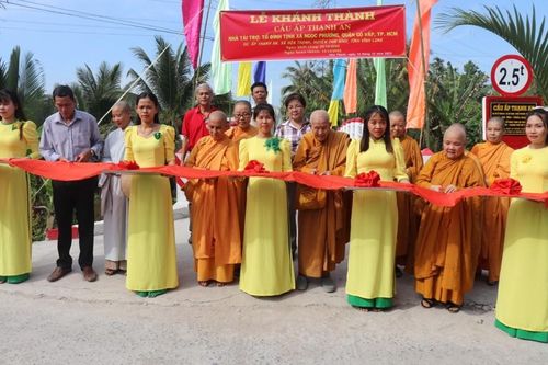 Vĩnh Long: Ni giới hệ phái Khất sĩ bàn giao cầu nông thôn tại H.Tam Bình