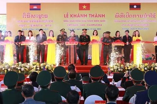 Kon Tum: Bộ trưởng Bộ Quốc phòng 3 nước cắt băng khánh thành Nhà Văn hóa Hữu Nghị
