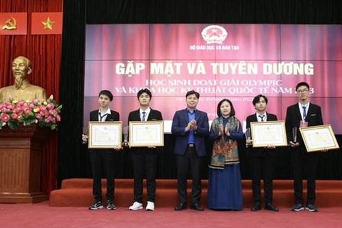 Vinh danh học sinh đoạt giải Olympic và Khoa học kỹ thuật quốc tế 2023