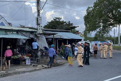 Tháo dỡ công trình lấn chiếm tại 'điểm đen' giao thông Ngã ba Cây Cốc