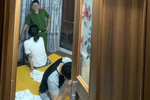 Bắt quả tang 2 đôi nam nữ mua bán dâm trong cơ sở massage Đát Kỷ