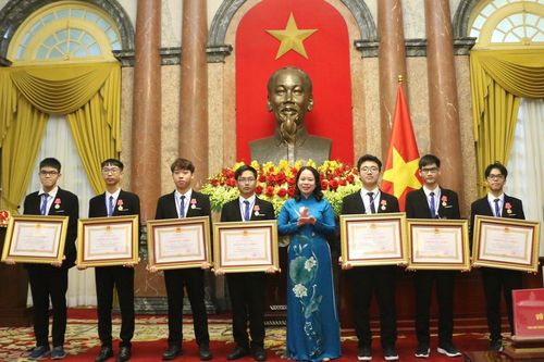 16 học sinh được tặng Huân chương Lao động
