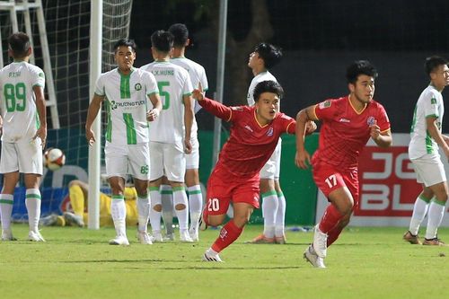 Xem cầu thủ 18 tuổi sút phạt khiến thủ môn U23 Việt Nam bay hết cỡ vẫn chịu thua