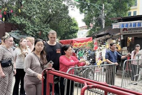 Quy định dừng hoạt động dịch vụ ở 'phố cà phê đường tàu': Nơi làm nghiêm, nơi lơi lỏng