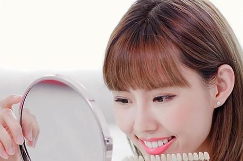 Nhiều nguy cơ từ việc lạm dụng tẩy trắng răng tại nhà