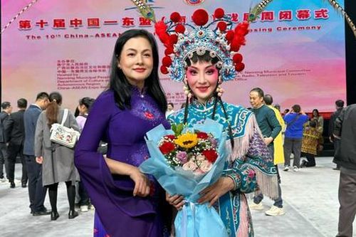 NSND Thu Quế diện áo dài của NTK Bích Liên dự liên hoan sân khấu Trung Quốc - ASEAN