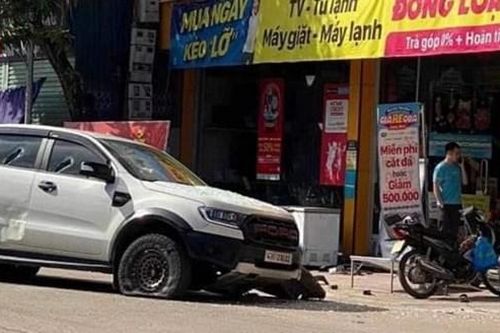 Va chạm giao thông, thanh niên cầm dao đâm thủng lốp và chém vỡ kính ôtô