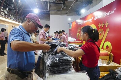 Người dân TPHCM chen nhau săn hàng hiệu khuyến mãi lên tới 90%