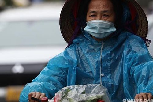 Không khí lạnh tràn về, người dân Thủ đô 'trở tay không kịp'