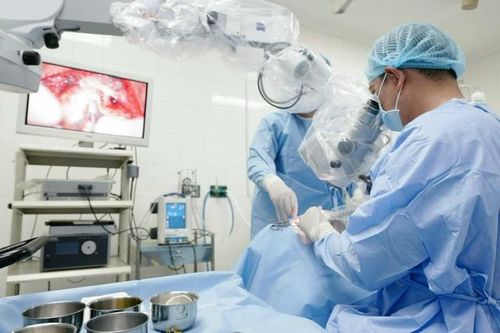 Cấy ốc tai điện tử thay đổi cuộc sống của người suy giảm thính lực