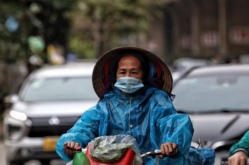Người dân Hà Nội co ro trong cái lạnh đầu Đông