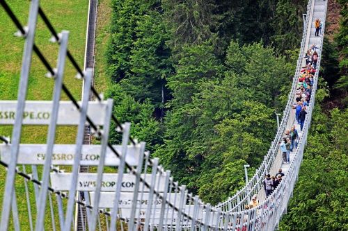 Thót tim với cầu treo đi bộ không trụ đỡ dài nhất thế giới