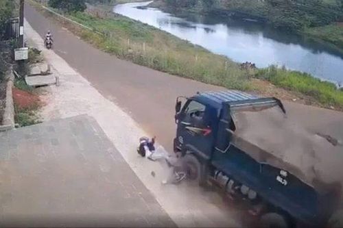 Tai nạn giao thông mới nhất 17/12/2023: Ô tô tải cán nam thanh niên tử vong