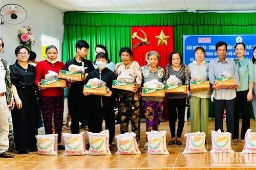 Báo Nhân Dân và Công ty cổ phần cấp nước Bạc Liêu trao quà các hộ Khmer nghèo