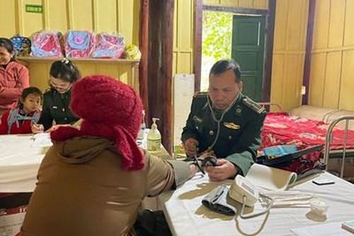 Khám bệnh, cấp thuốc miễn phí cho người dân trên địa bàn xã biên giới Tam Hợp