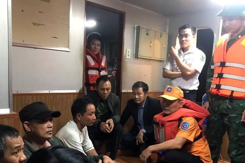 Ứng cứu thành công 9 thuyền viên gặp nạn trên vùng biển Thừa Thiên Huế
