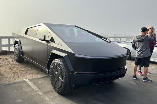 Bán tải điện Tesla Cybertruck 2024 ngoại thất đen mờ xuất hiện