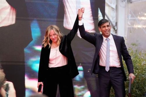 Anh và Italy 'bắt tay' kiểm soát di cư, Thủ tướng Sunak bị chê lời lẽ 'độc hại'