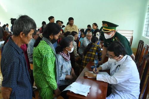 Khám bệnh, tặng quà cho người dân hai bên biên giới