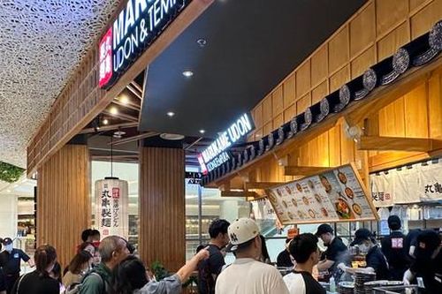 Noel sớm: Hàng ăn uống nườm nượp, khu mua sắm vắng tanh