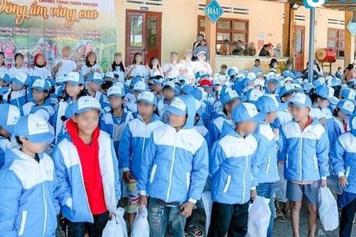Ai mang áo, mũ in logo trang web cờ bạc tặng hàng trăm học sinh, dân nghèo?