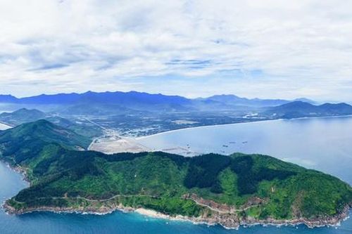 Chìm tàu hàng trên vùng biển TT-Huế, 2 thuyền viên mất tích