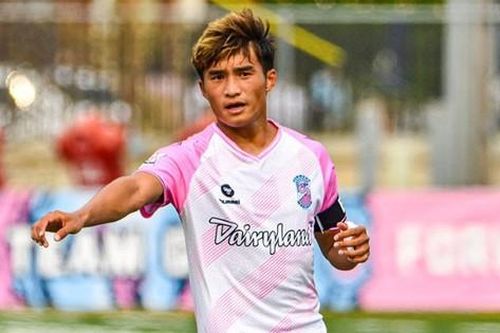 CLB của ông chủ AC Milan chiêu mộ tuyển thủ Lào