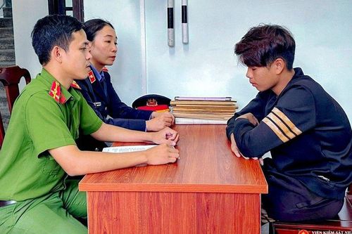 Bắt nhóm côn đồ cầm dao xông vào quán nước chém người