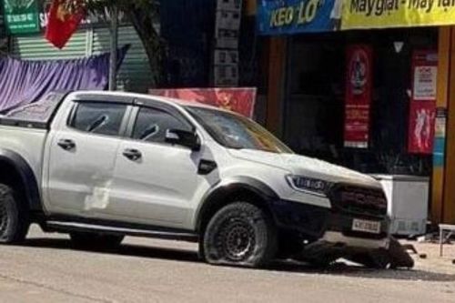 Dùng dao chém nhiều nhát vào ô tô sau va chạm