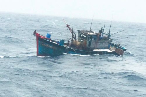 Tìm kiếm 2 thuyền viên mất tích trong vụ chìm tàu ở Huế