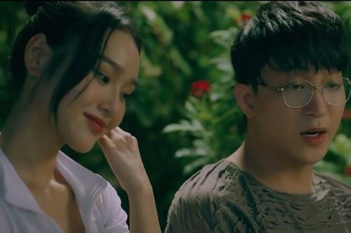 'Chúng ta của 8 năm sau' tập 19: Dương ngất giữa đường, Tùng bị gái ve vãn