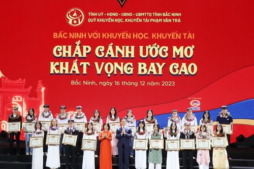 Trao 3,5 tỷ đồng cho học sinh giỏi, thủ khoa